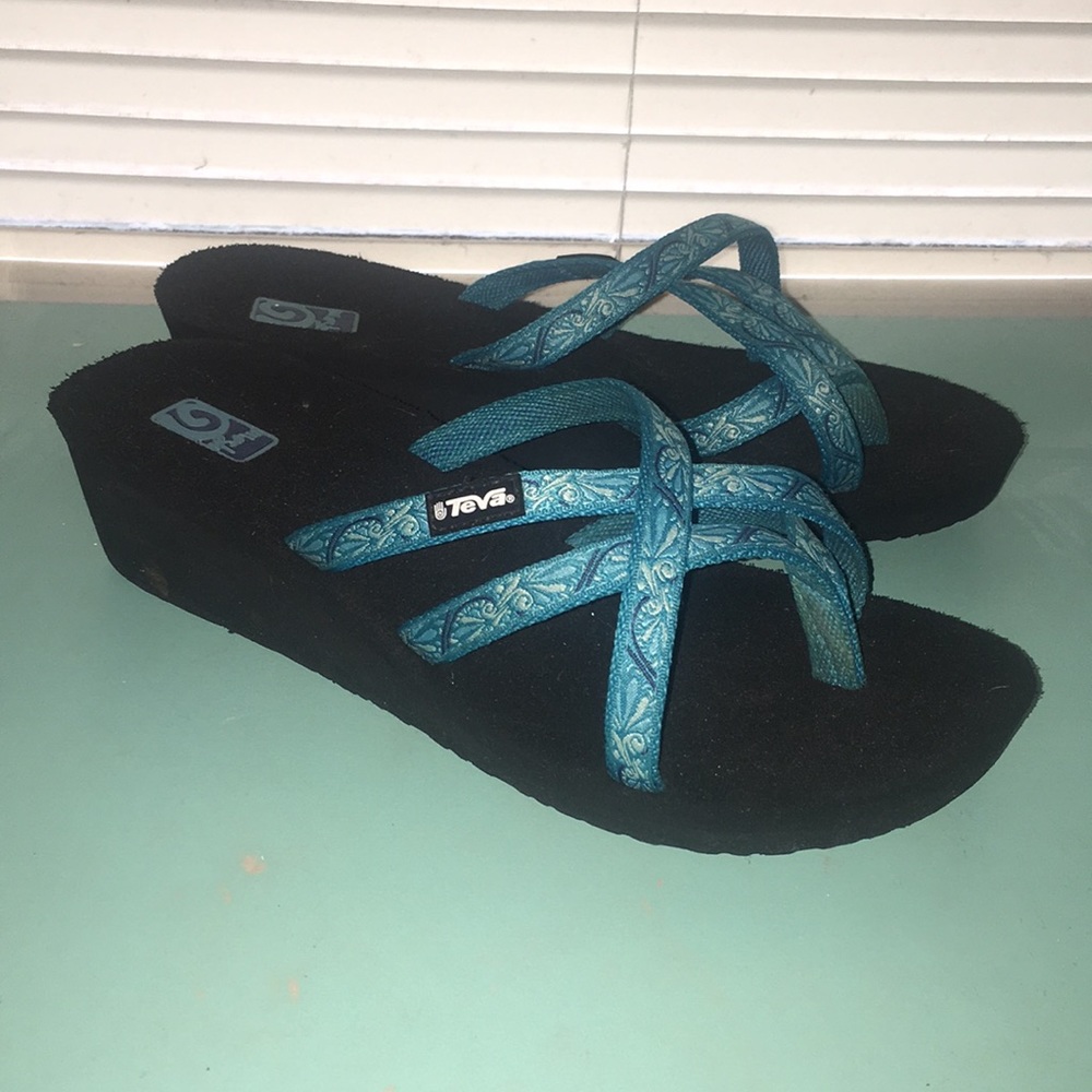 Blue pattern sandals
